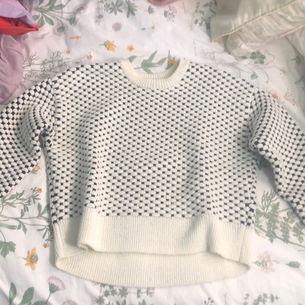 Extra small Soft white knitted sweater